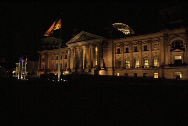 Rijksdag 's avonds, verlichte gevel.