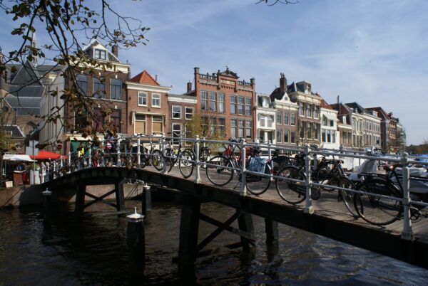 Sint Sebastiaansbrug over de Nieuwe Rijn, Leiden. Grachtenpanden op de achtergrond.