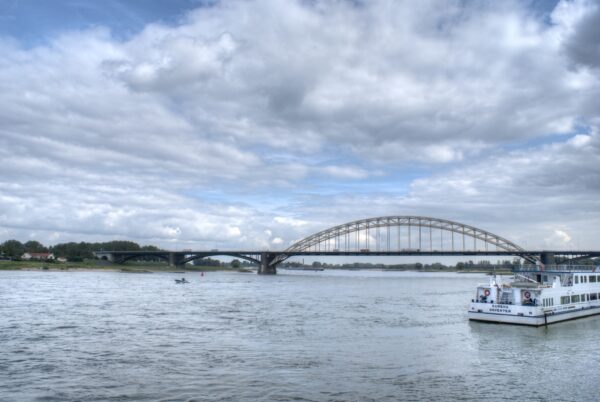 De Waal met Waalbrug Nijmegen.