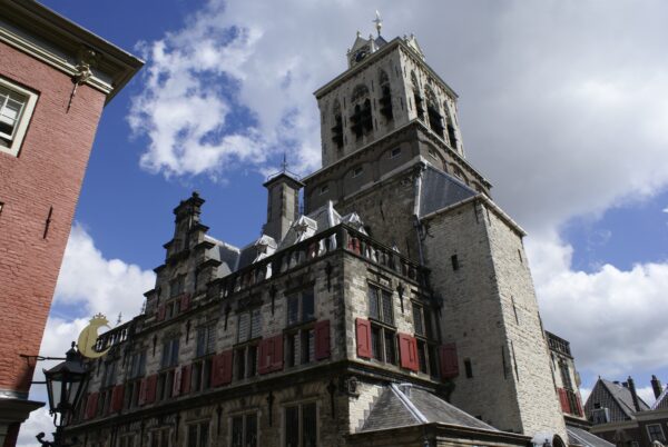 Delftse grachten met historische panden.</h1/>