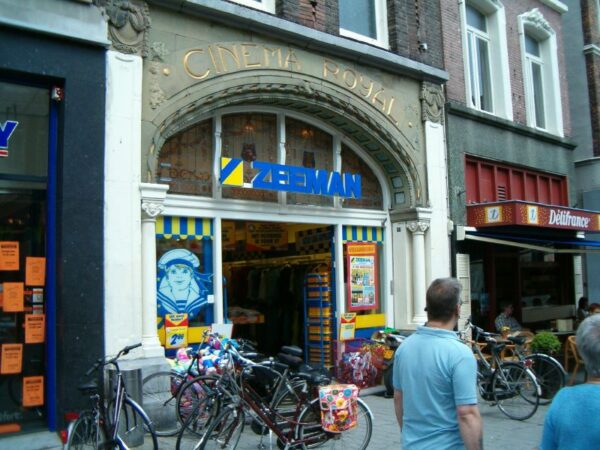 Zeeman in oude bioscoop: contrast oud & neon.