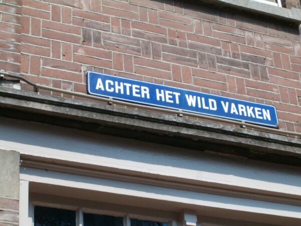 Straatnaambord: Achter het wild varken.