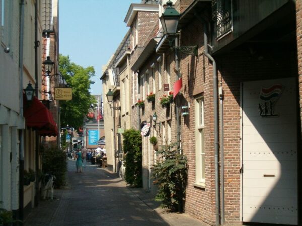 Steegje met bakstenen huizen.