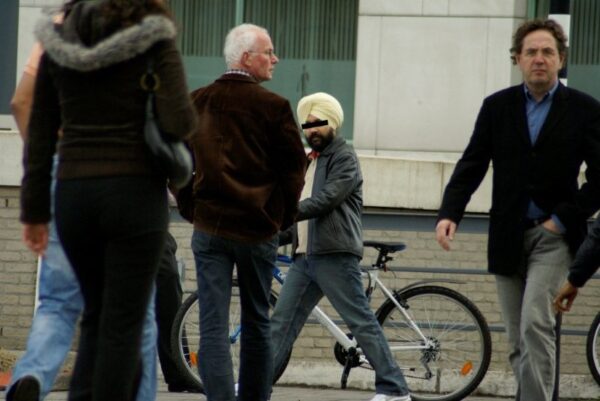 Fiets wordt gestolen op straat.