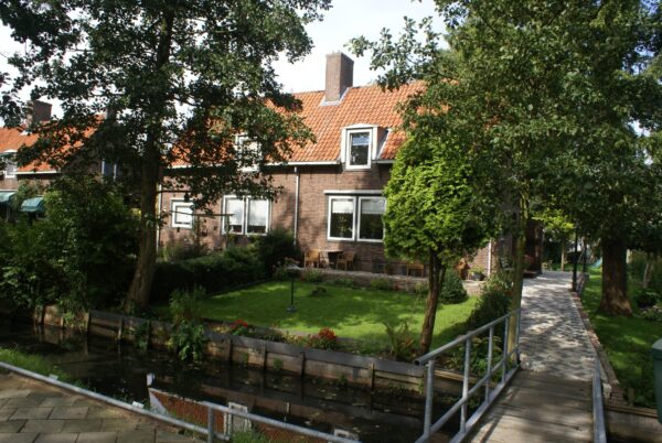 Voormalige KNSF dienstwoningen bij fabriek.