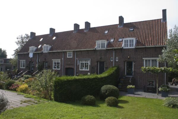 Voormalige KNSF-dienstwoningen bij fabriek Amstelveen.