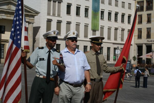 Soldaten poseren bij Brandenburger Tor.