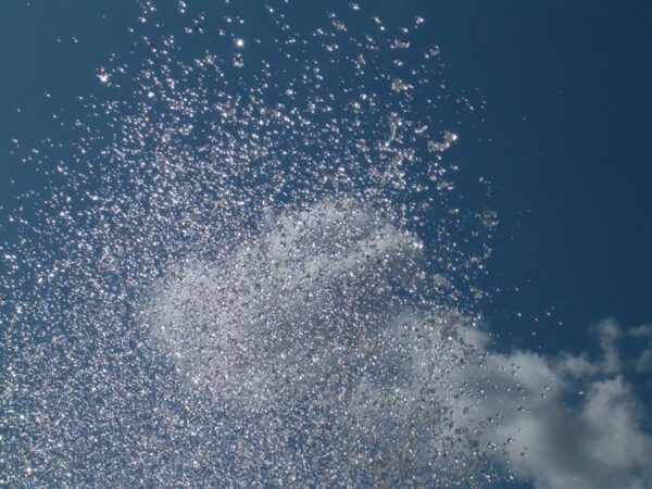Fontein met waterdruppels in de lucht.