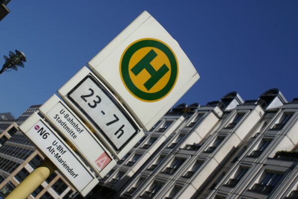 Bushalte met zitbank.