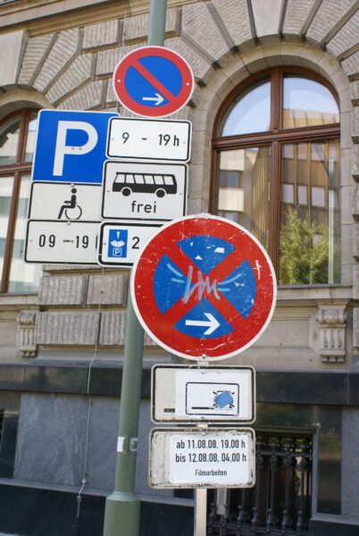 Stopverbod rolstoelers, bushalte, 9-19 uur.