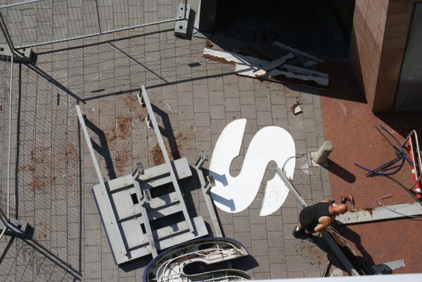 Gevelbelettering V&D Amstelveen wordt verwijderd.