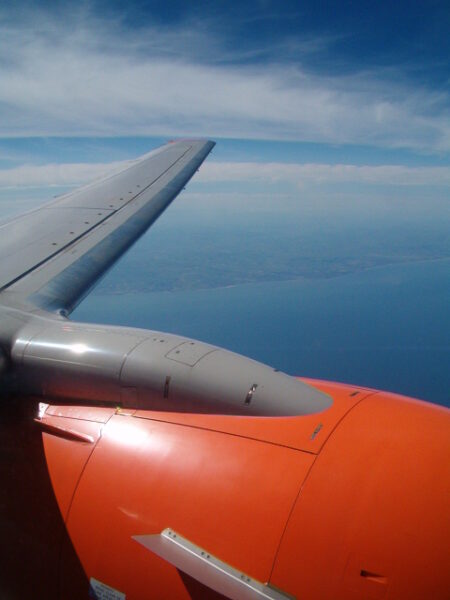 EasyJet vliegtuig op weg naar Amsterdam.