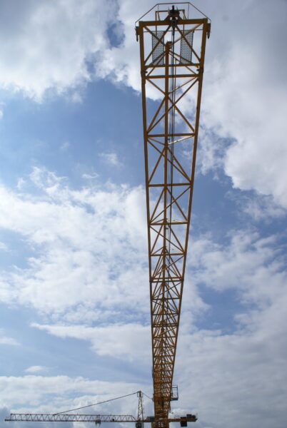 Hijskraanarm boven V&D, gezien vanaf dakterras.