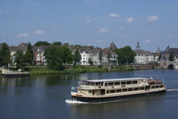 Rondvaartboot op de Maas in Maastricht.