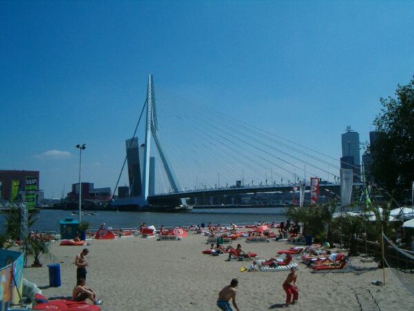 Erasmusbrug en stadsstrand