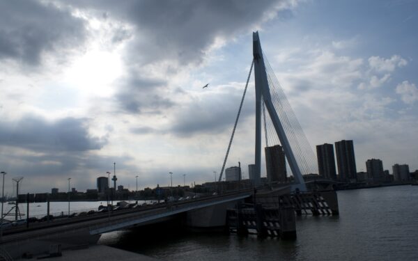 Erasmusbrug in Rotterdam, uitzicht vanaf Kop van Zuid.