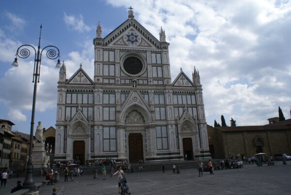 Basilica di Santa Croce met Dantes standbeeld.