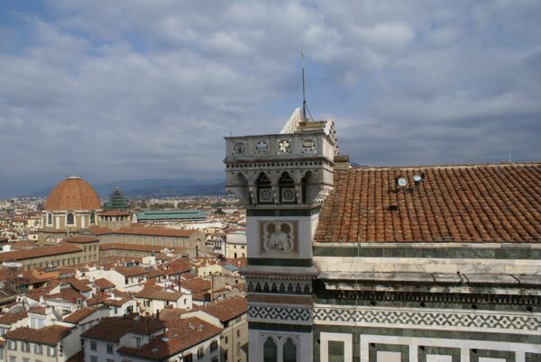 Gevel Santa Maria del Fiore, gezien vanaf Giotto's klokkentoren.