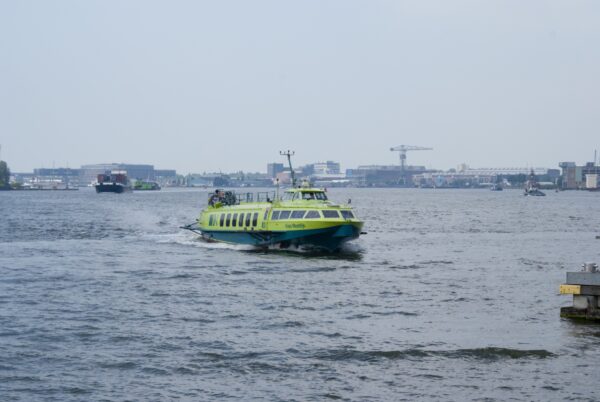 Fast ferry Connexxion over het IJ in Amsterdam.