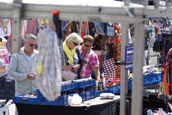 Zoekt fietsbel op markt Den Bosch.