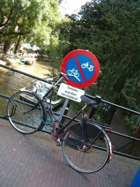 Fietsenrekken op brug, geen verwijdering.