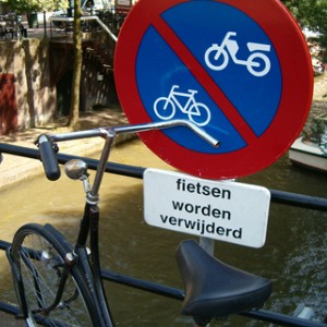 Fietsenrekken aan brug, fietsen blijven staan.