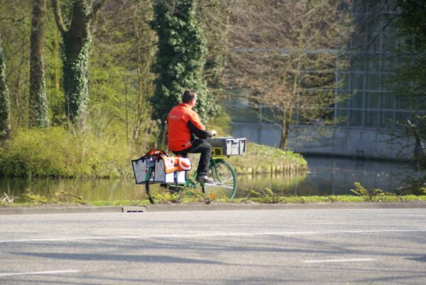 Fietsende postbode