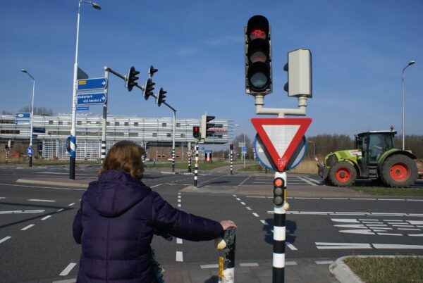 Fietser wacht bij stoplicht Oranjebaan/Burgemeester Boersweg, Amstelveen.