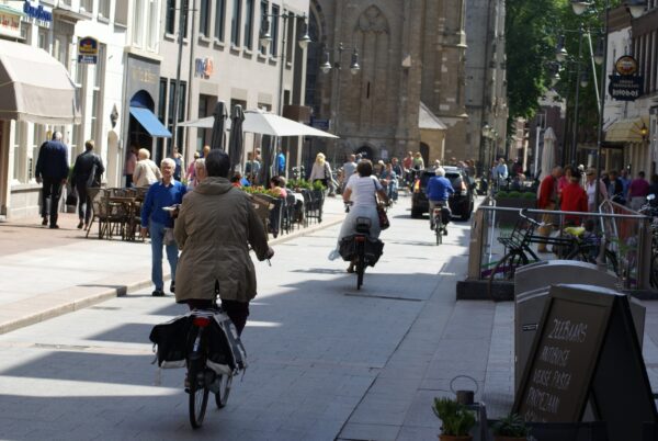 Fietsers op de Kerkstraat, Den Bosch.