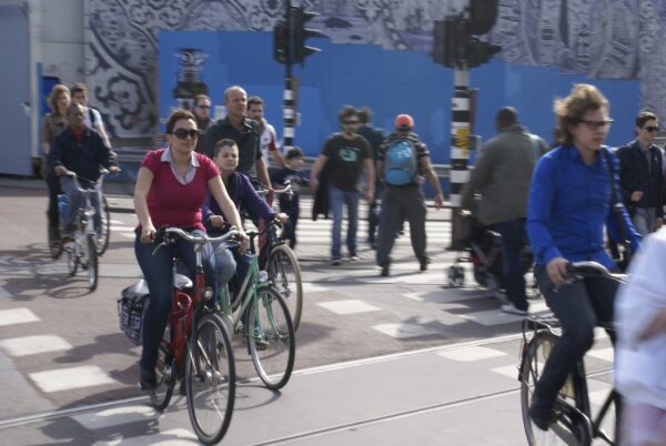Fietsers steken Prins Hendrikkade over.