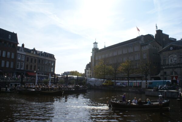 V&D Leiden met Leidse Waag 1657 links.