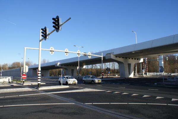 Verkeer op de N232 bij Schiphol Oost fly-over.