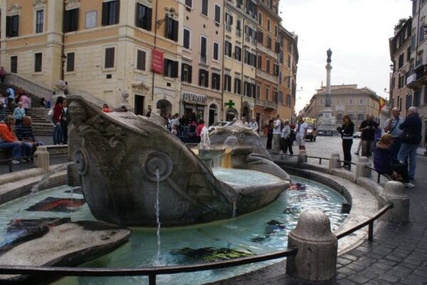 Fontana della Barcaccia in Piazza di Spagna.