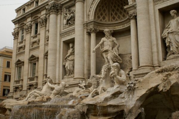 Trevifontein, Rome: een barok fontein met toeristen.