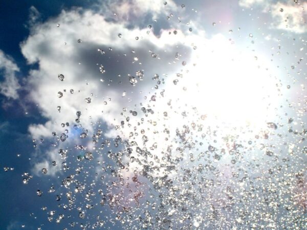 Fontein spuit water op Stadsplein.