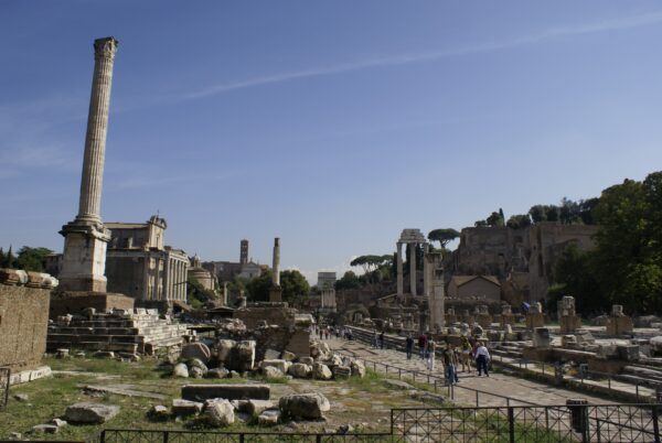 Forum Romanum met Romeinse zuil.
