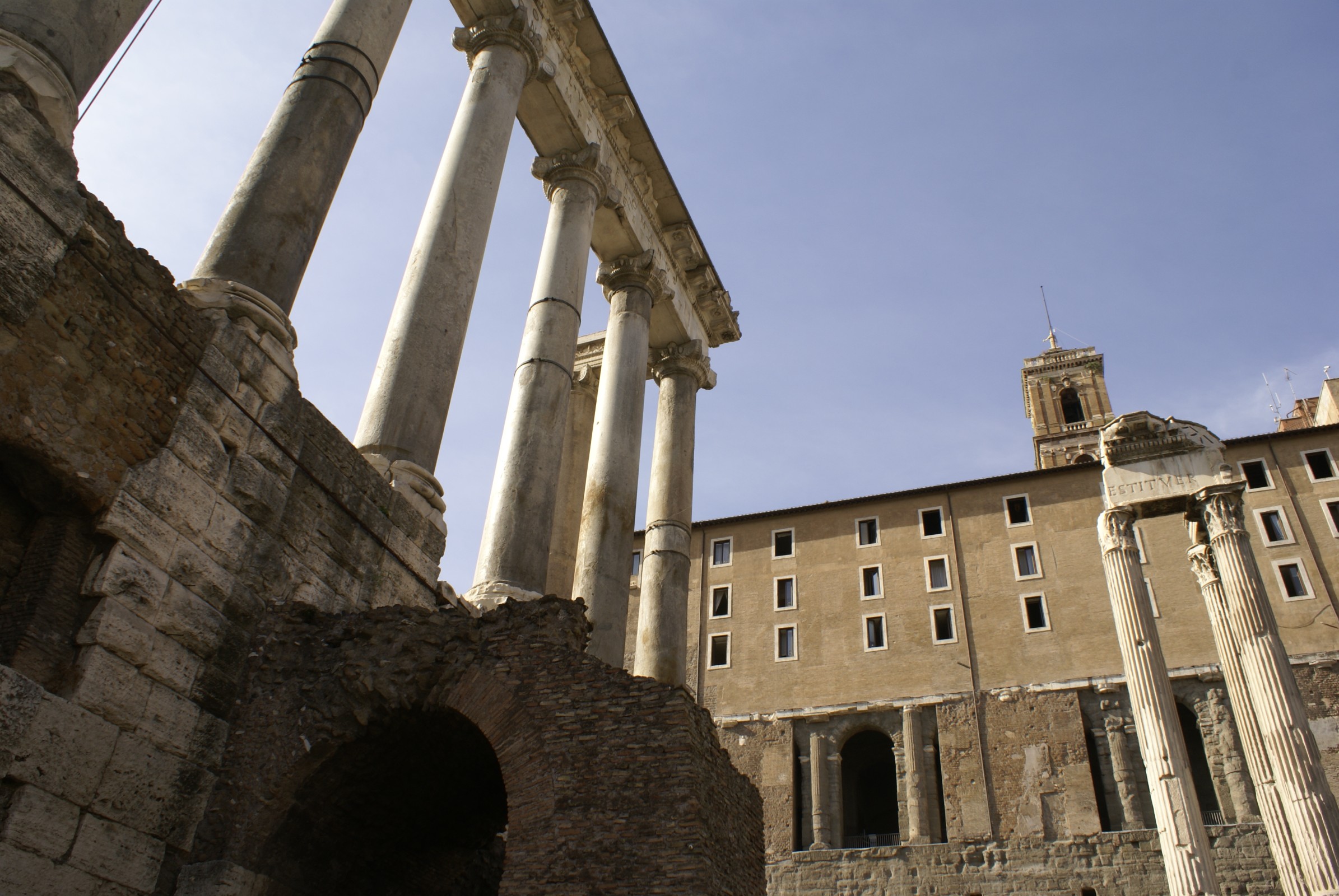 Colonnade en Basilica Julia op het Forum Romanum.