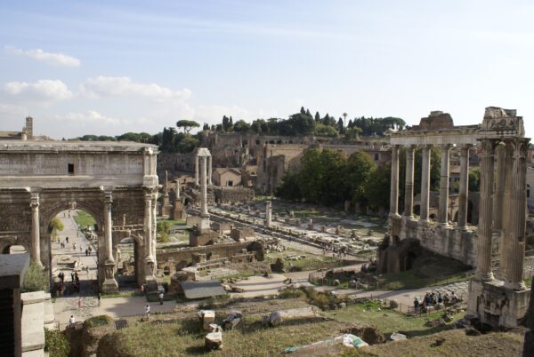 Forum Romanum met triomfboog en basiliek.