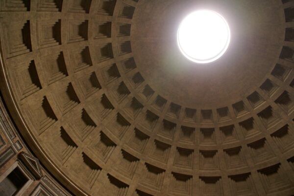 Pantheon: gat in dak met waterplas.