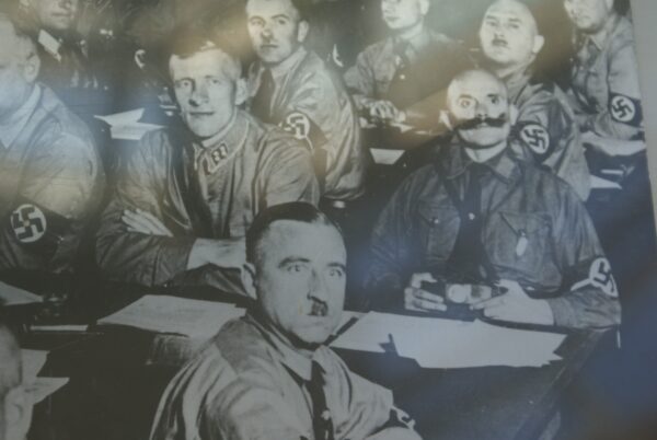 Nazi met snor in Rijksdagfototentoonstelling.