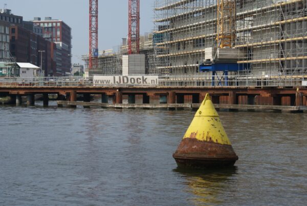 Gele boei op blauwe achtergrond.