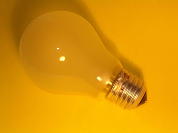 Gloeilamp op geel papier, vormstudie.