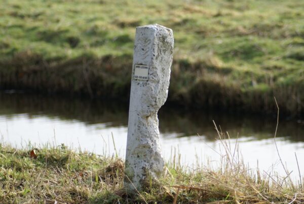 Erodeerd paaltje met telefoon bij Kleine Poel.