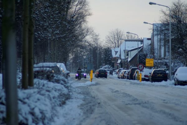 Besneeuwde Legmeerdijk in Amstelveen.
