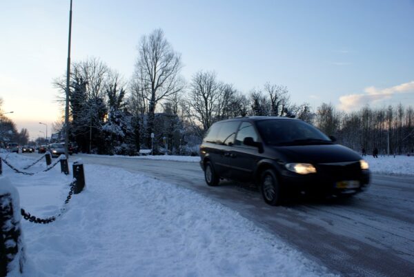 Besneeuwde Legmeerdijk in Amstelveen.