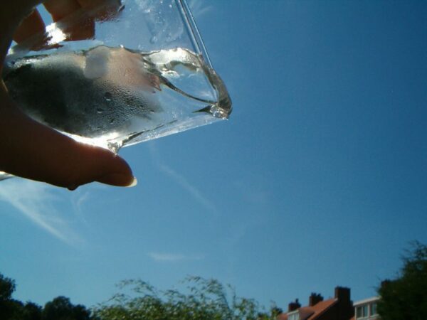 Bijna lege glazen water.