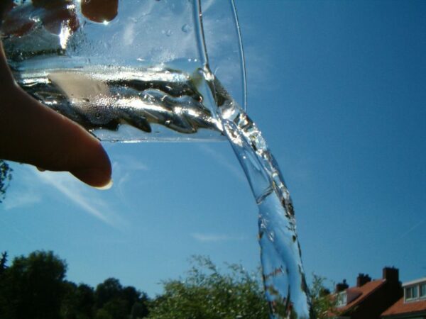 Leeg glas water wordt leeggestort.