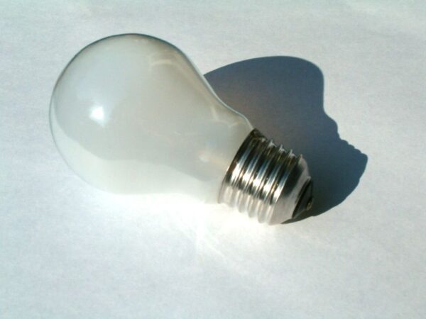 Gloeilamp: vormstudie voor communicatiecursus.