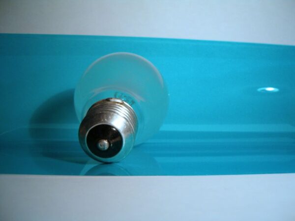 Gloeilamp sculptuur van papier op blauw/witte achtergrond.