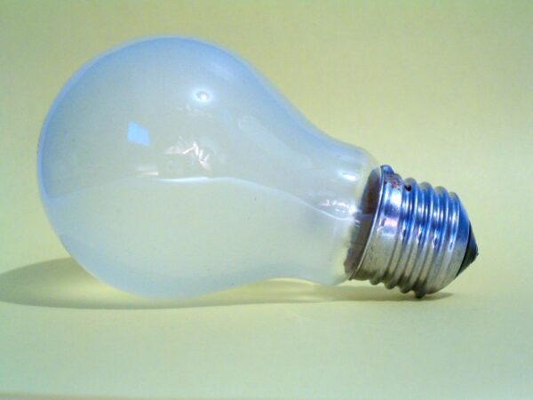 Gloeilamp: vormstudie voor cursus Communicatie.